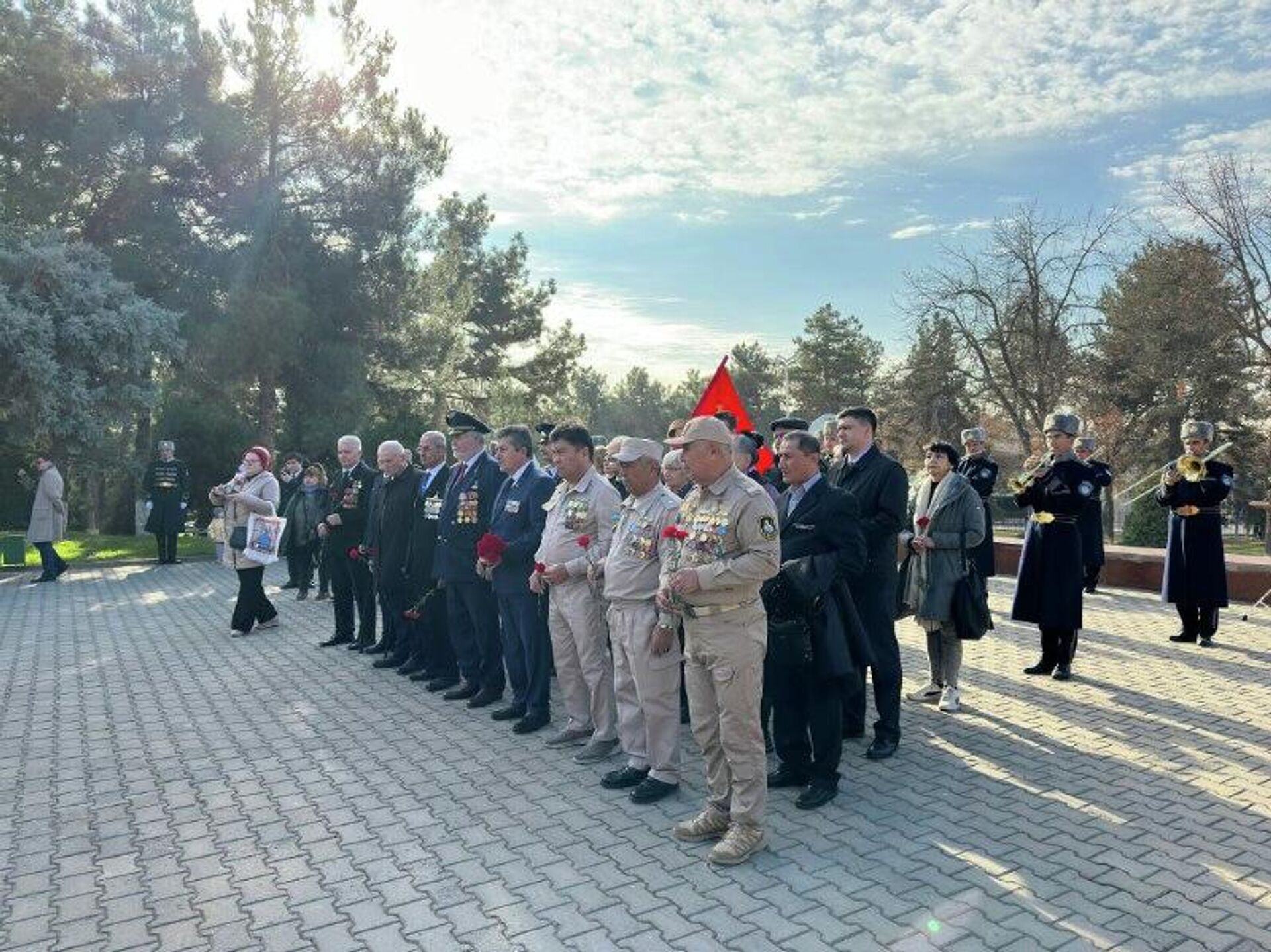 Первый вице-премьер России Денис Мантуров принял участие в церемонии возложения цветов к Вечному огню в мемориальном комплексе Братские могилы в Ташкенте - Sputnik Узбекистан, 1920, 03.12.2025