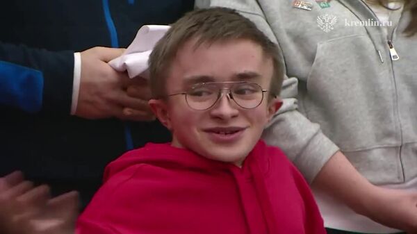 Путин принял участие в новогодней акции Елка желаний - Sputnik Узбекистан