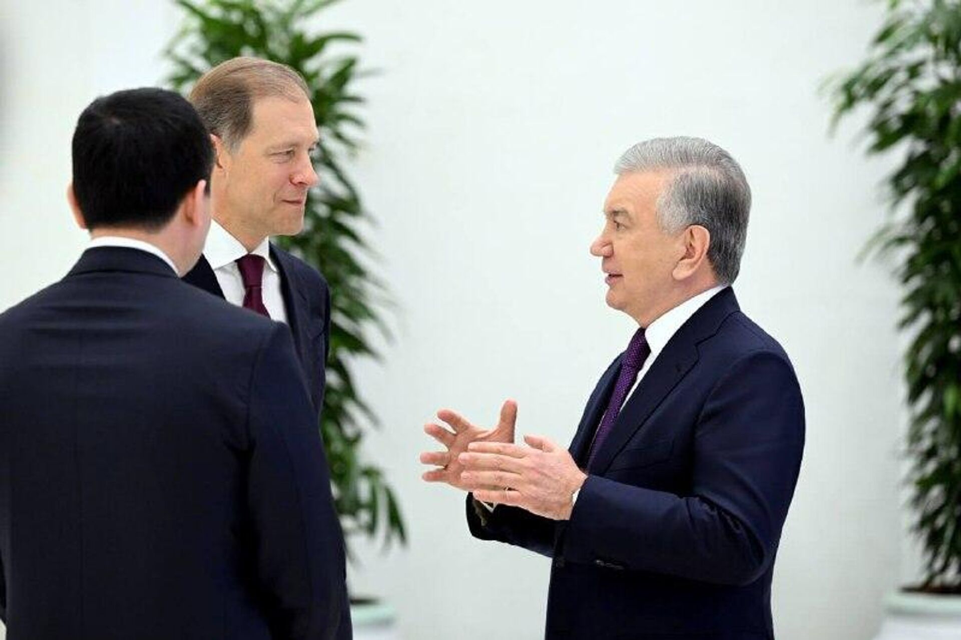 Шавкат Мирзиёев принял российскую делегацию во главе с Денисом Мантуровым - Sputnik Узбекистан, 1920, 04.12.2025