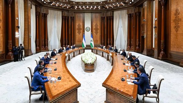 Шавкат Мирзиёев принял российскую делегацию во главе с Денисом Мантуровым - Sputnik Узбекистан