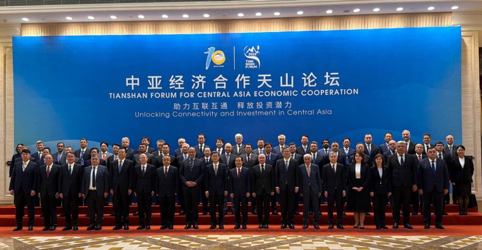 Zamministra investitsiy, promishlennosti i torgovli prinyal uchastie v Tanshanskom forume - Sputnik O‘zbekiston, 1920, 04.12.2025