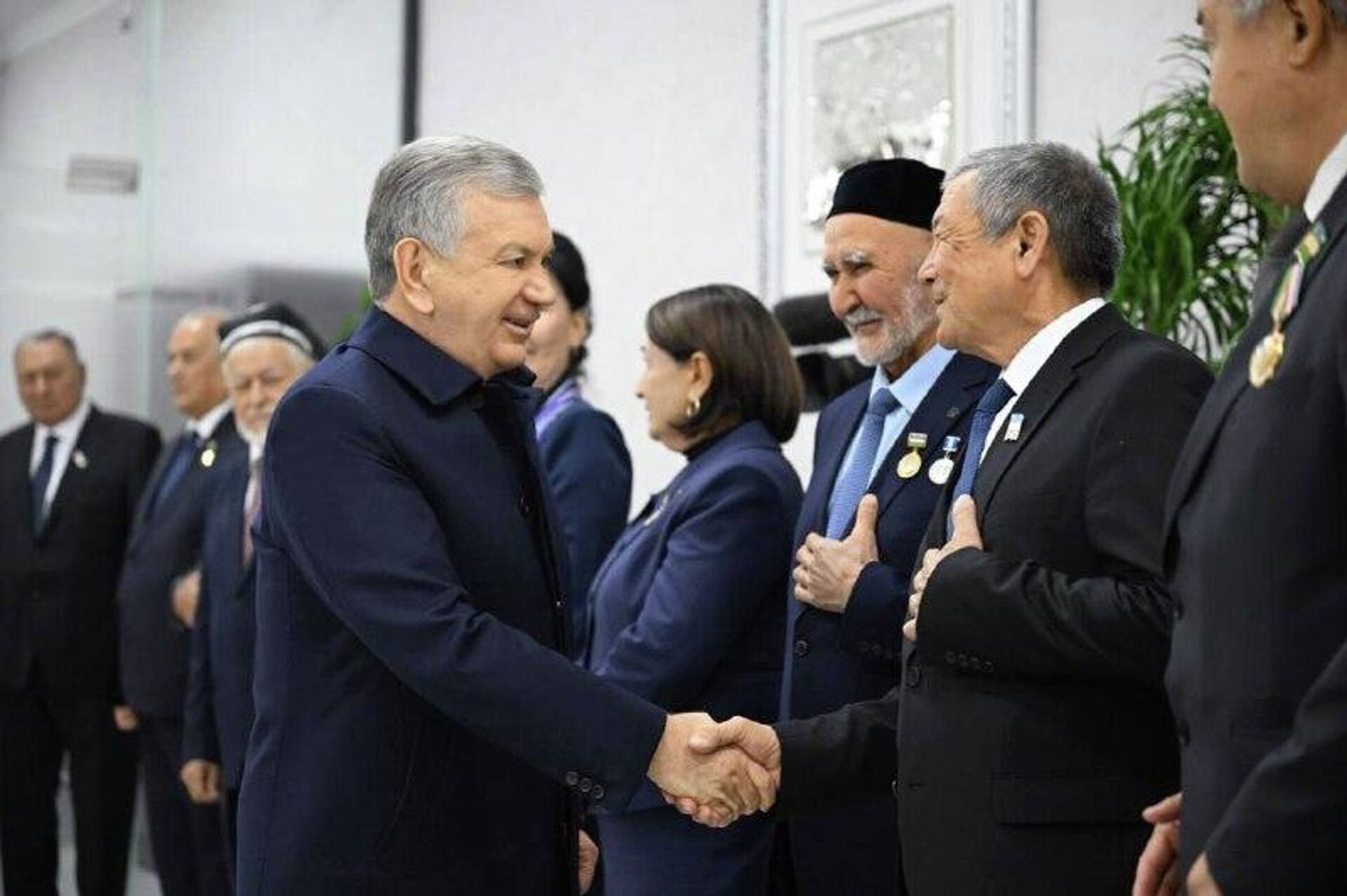 Шавкат Мирзиёев начал визит в Сырдарью с посещения местного фармпредприятия Шавкат Мирзиёев начал визит в Сырдарью с посещения местного фармпредприятия - Sputnik Узбекистан, 1920, 04.12.2025