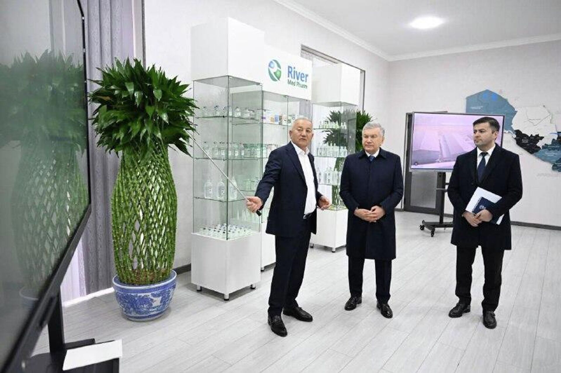 Шавкат Мирзиёев начал визит в Сырдарью с посещения местного фармпредприятия Шавкат Мирзиёев начал визит в Сырдарью с посещения местного фармпредприятия - Sputnik Узбекистан, 1920, 04.12.2025