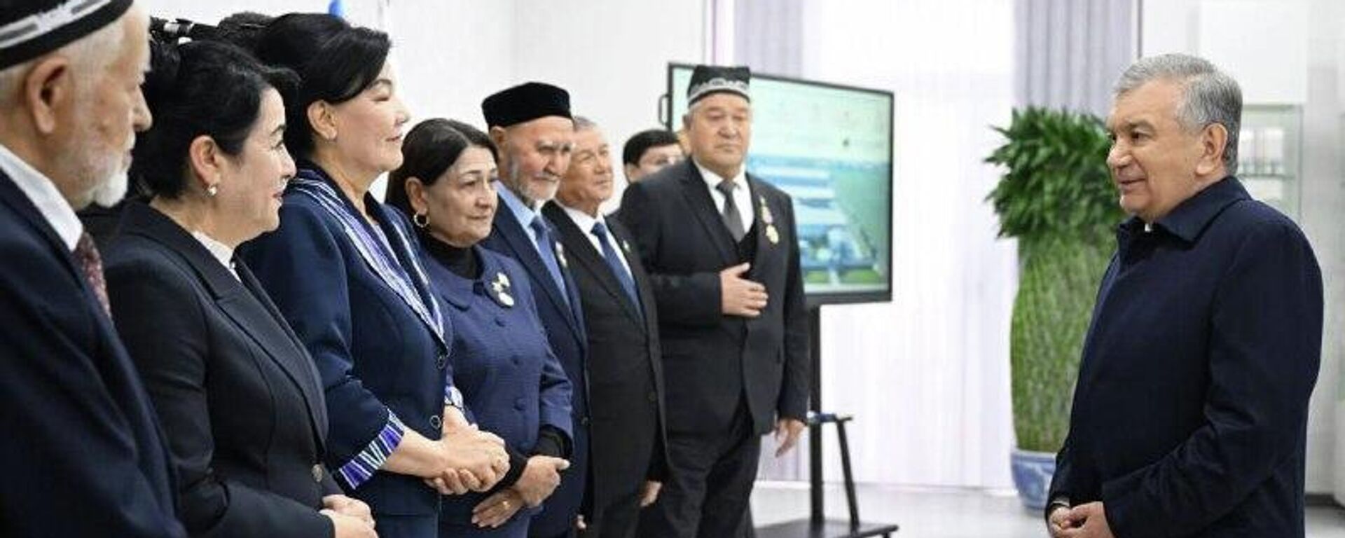 Шавкат Мирзиёев начал визит в Сырдарью с посещения местного фармпредприятия - Sputnik Узбекистан, 1920, 04.12.2025