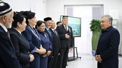 Шавкат Мирзиёев начал визит в Сырдарью с посещения местного фармпредприятия