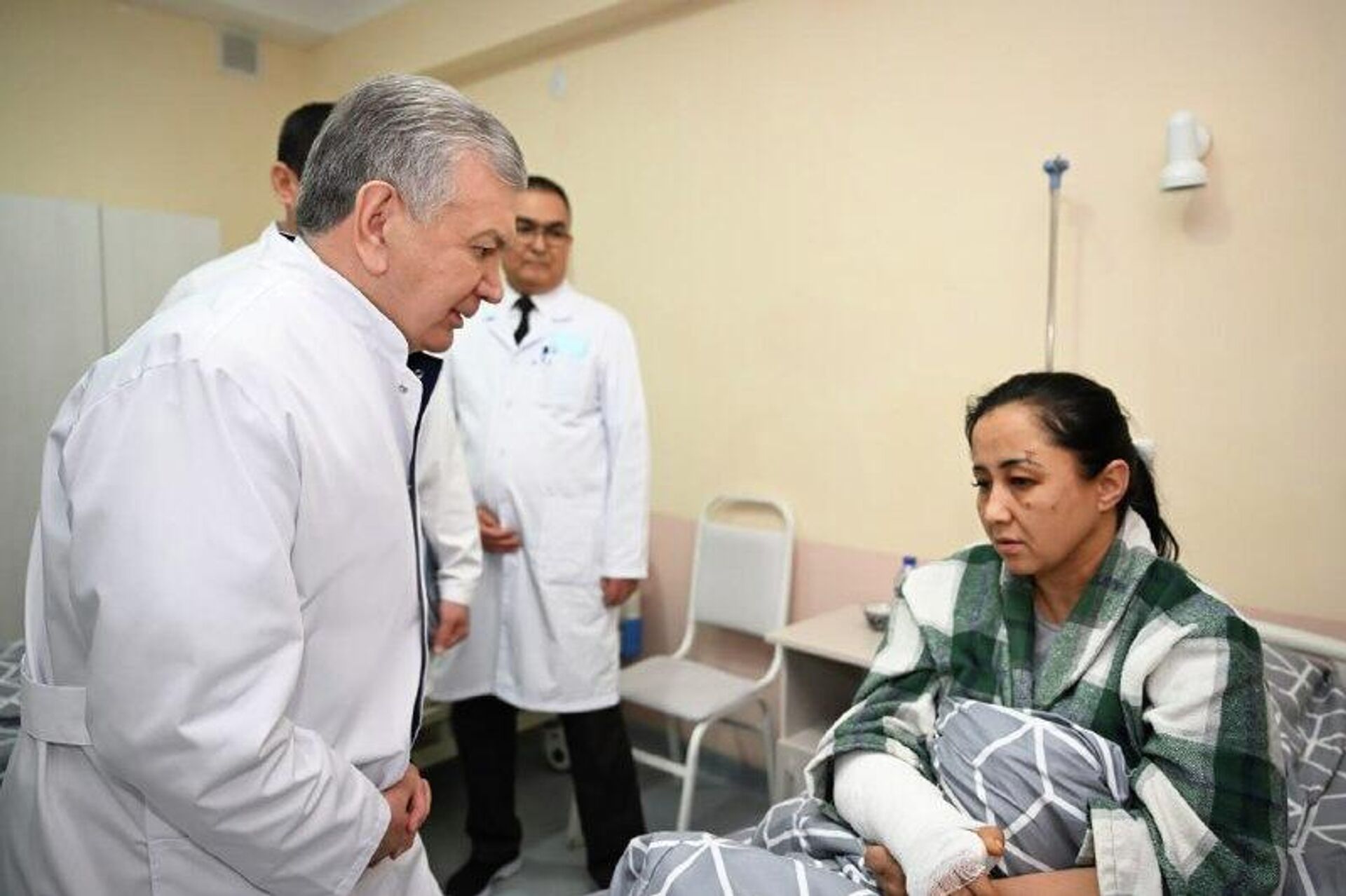 Президент Узбекистана поручил взять под строгий контроль оказание необходимой медпомощи пострадавшим в Гулистане - Sputnik Узбекистан, 1920, 04.12.2025