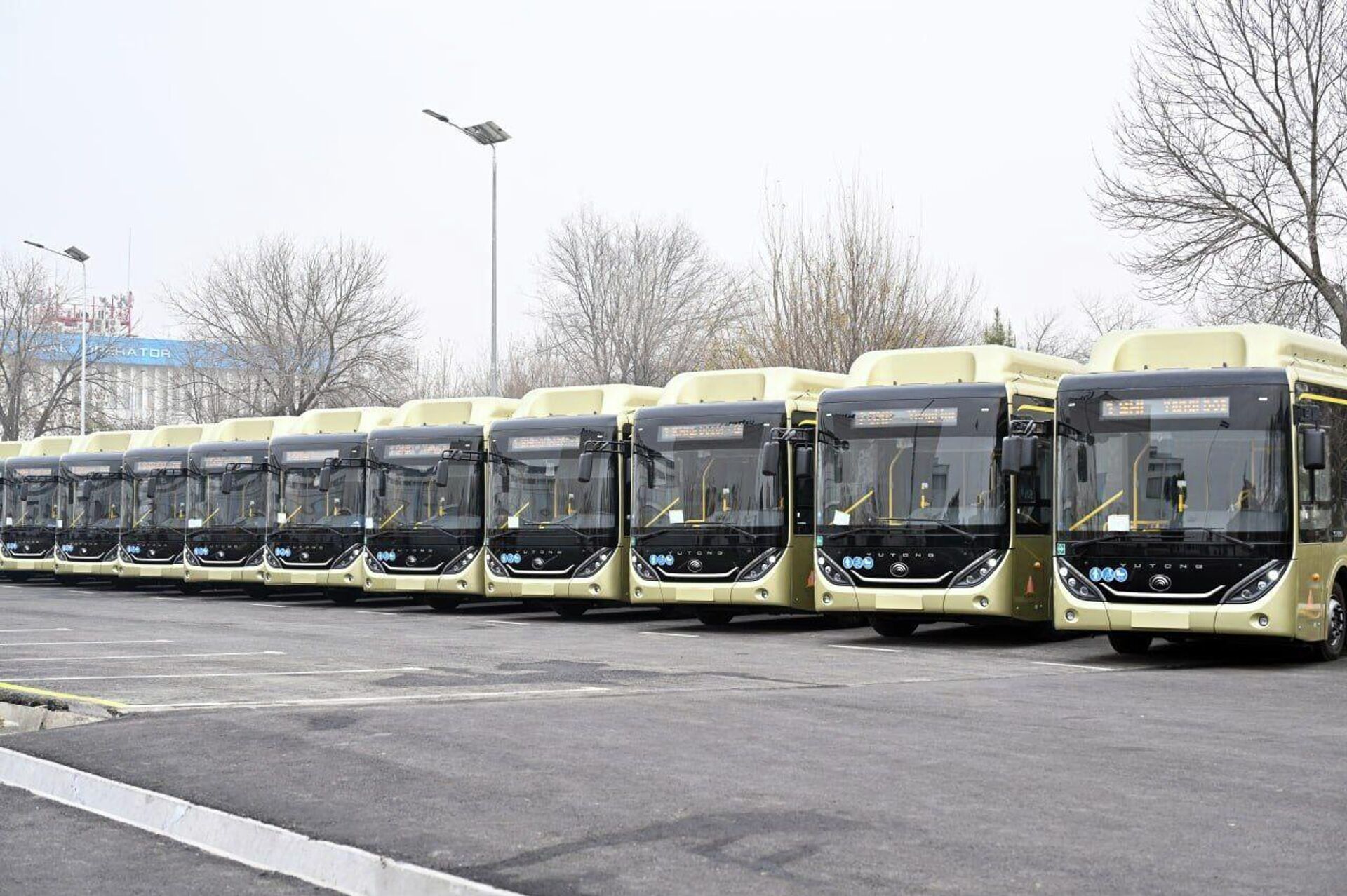 Шавкат Мирзиёев ознакомился с современными автобусами в Гулистане. - Sputnik Узбекистан, 1920, 04.12.2025