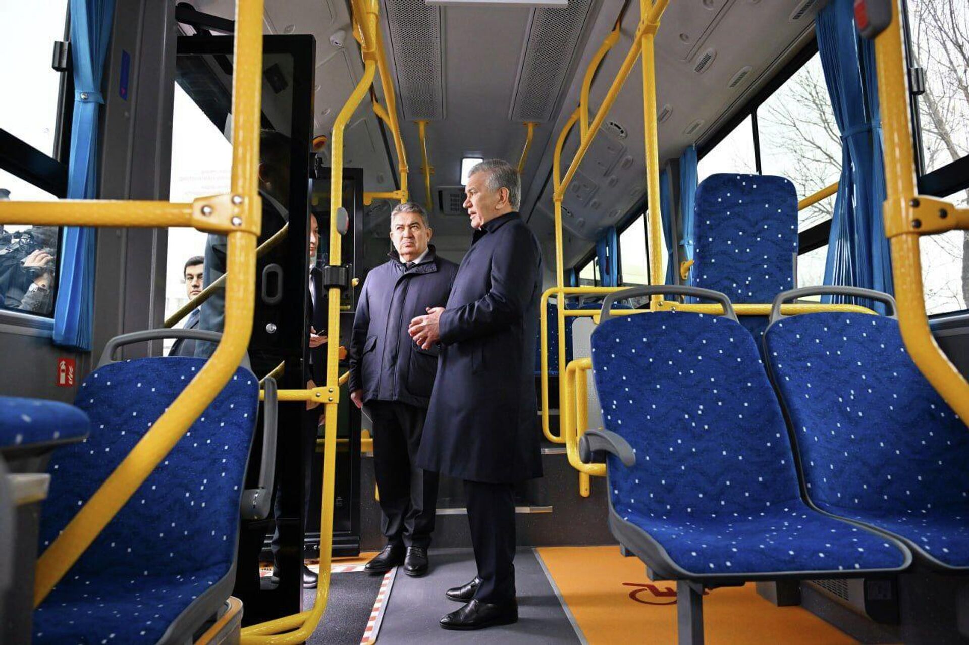 Шавкат Мирзиёев ознакомился с современными автобусами в Гулистане. - Sputnik Узбекистан, 1920, 04.12.2025