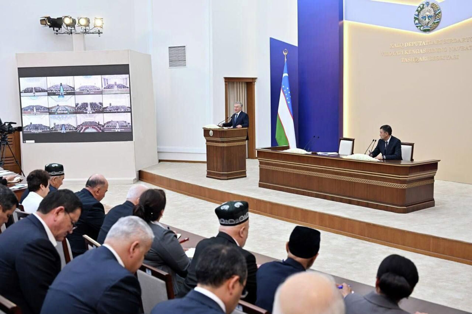 Состоялась внеочередная сессия Кенгаша народных депутатов Сырдарьинской области Состоялась внеочередная сессия Кенгаша народных депутатов Сырдарьинской области - Sputnik Узбекистан, 1920, 05.12.2025