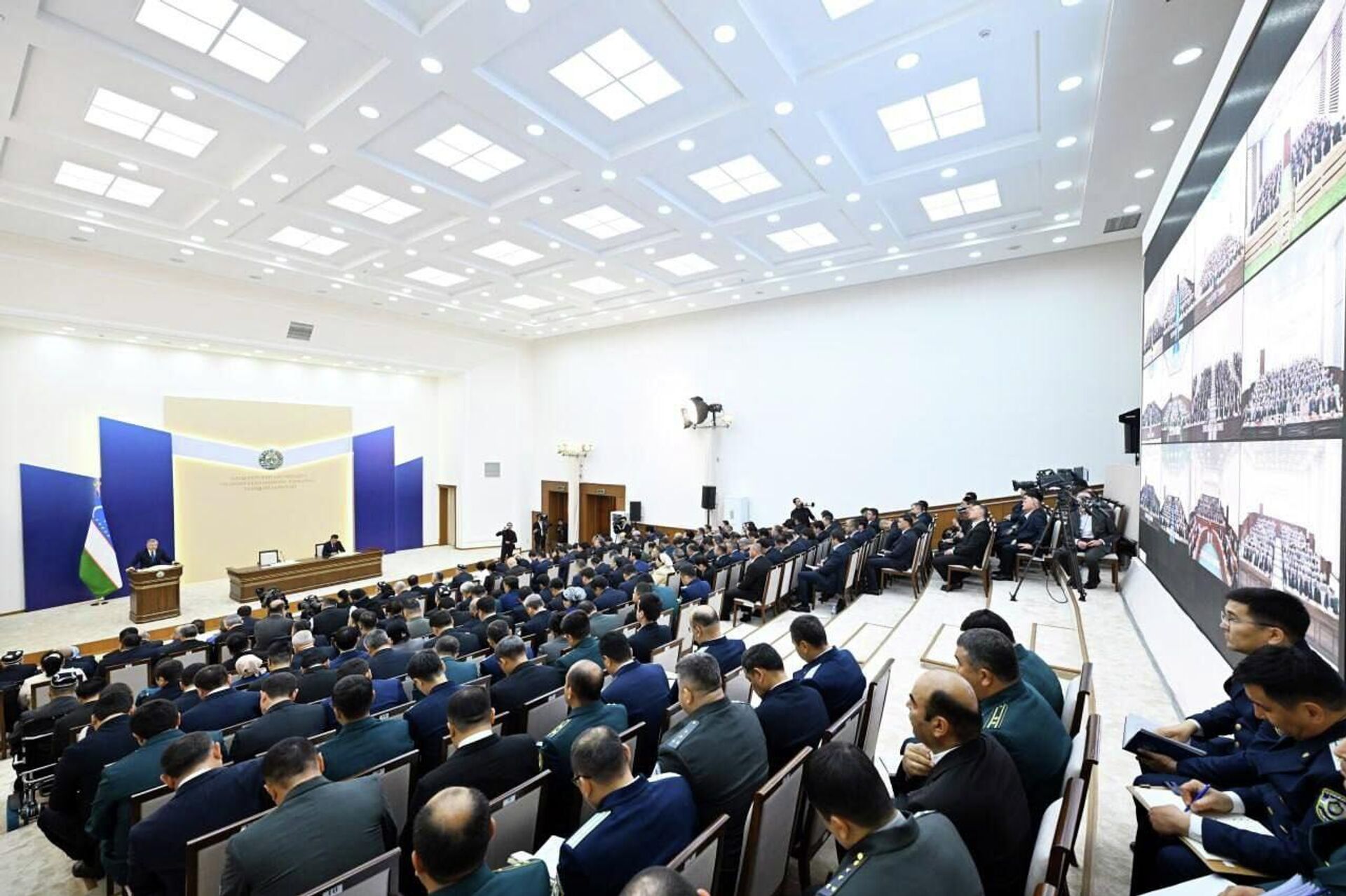 Состоялась внеочередная сессия Кенгаша народных депутатов Сырдарьинской области Состоялась внеочередная сессия Кенгаша народных депутатов Сырдарьинской области - Sputnik Узбекистан, 1920, 05.12.2025