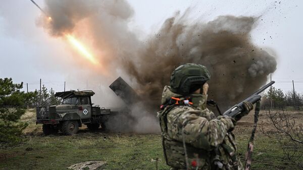 Боевая работа расчета РСЗО Град 83-го самоходного артполка на Краснолиманском направлении СВО - Sputnik Ўзбекистон