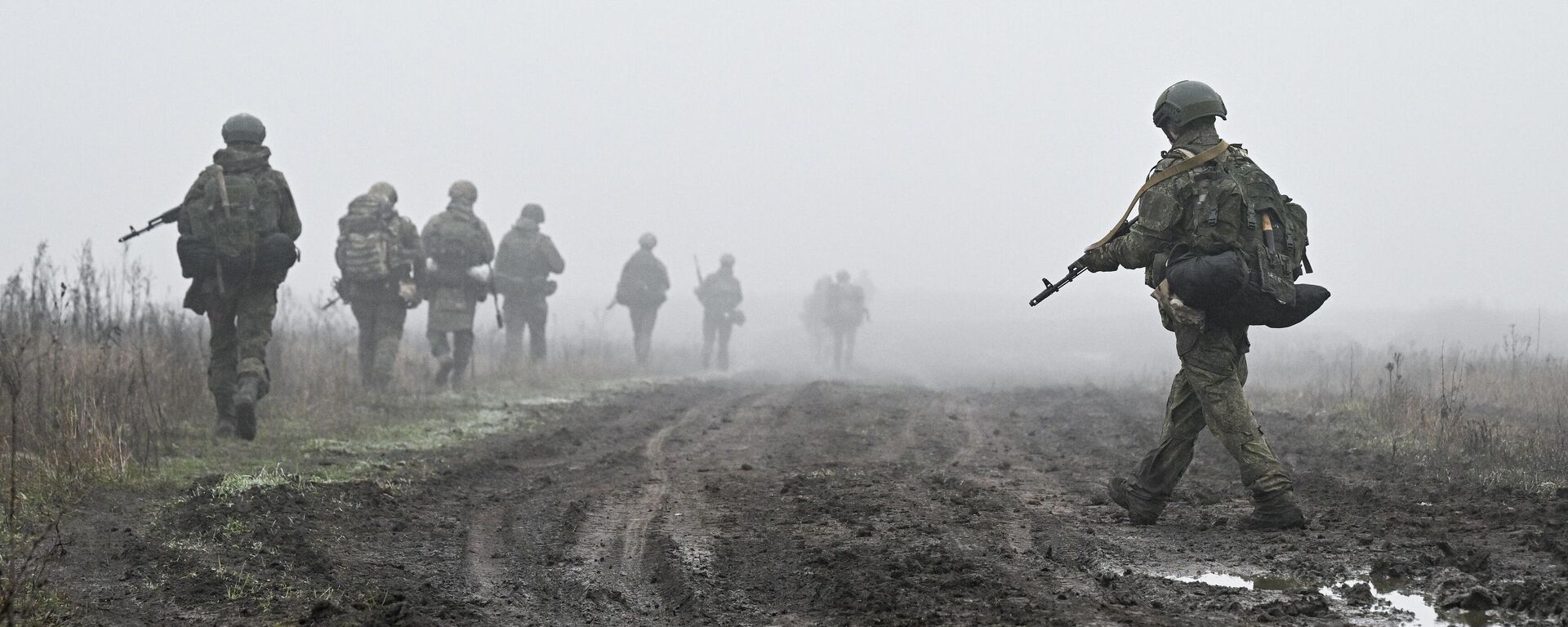 Отработка боевого слаживания военнослужащими 114-й отдельной гвардейской мотострелковой бригады группировки Центр - Sputnik Ўзбекистон, 1920, 20.12.2025