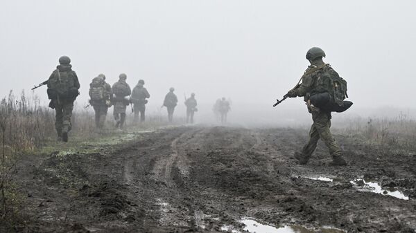 Otrabotka boyevogo slajivaniya voyennoslujashimi 114-y otdelnoy gvardeyskoy motostrelkovoy brigadi gruppirovki Sentr - Sputnik O‘zbekiston