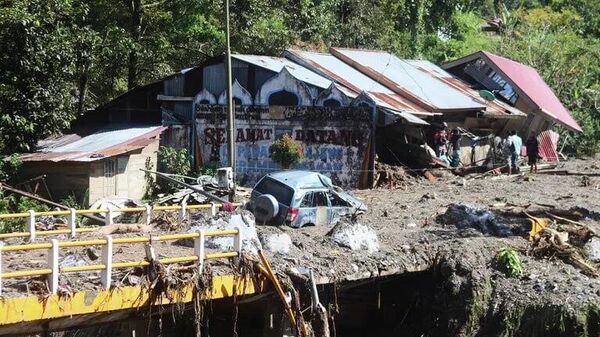 До 837 человек выросло число жертв наводнений и оползней в Индонезии - Sputnik Узбекистан