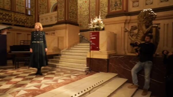 В номинации Знамя победы в руках учителя победила педагог Айнура Жайсанова из Ташкента, сообщает корреспондент @SputnikUzbekistan - Sputnik Узбекистан