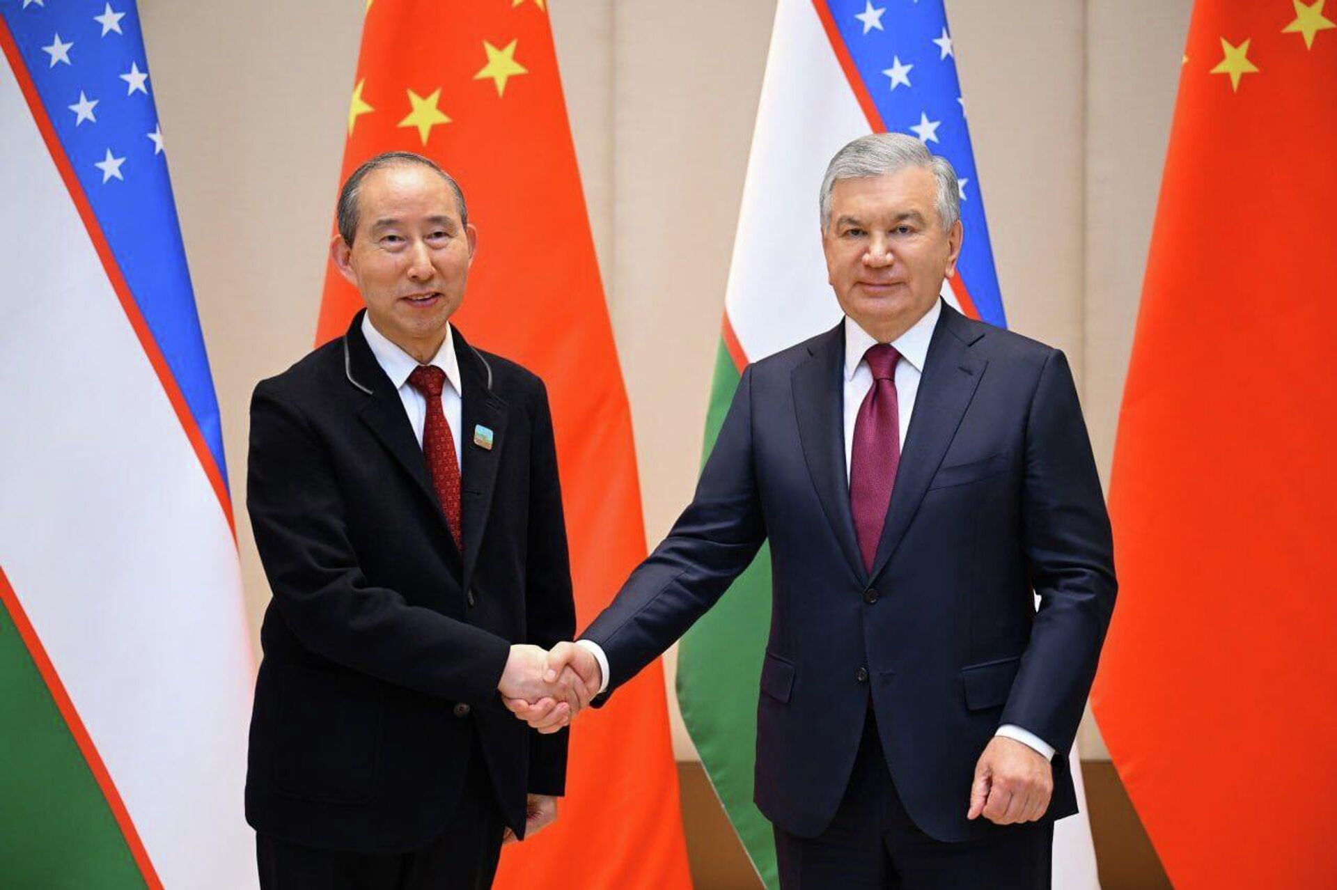 Президент Узбекистана провел встречу с руководителями ведущих китайских компаний. Президент Узбекистана провел встречу с руководителями ведущих китайских компаний. - Sputnik Узбекистан, 1920, 06.12.2025