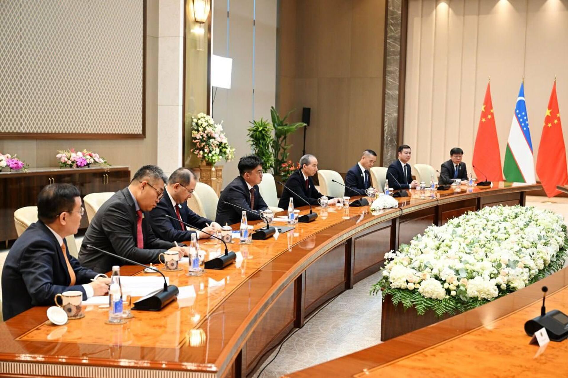 Президент Узбекистана провел встречу с руководителями ведущих китайских компаний. Президент Узбекистана провел встречу с руководителями ведущих китайских компаний. - Sputnik Узбекистан, 1920, 06.12.2025