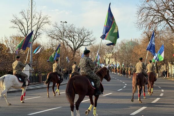 В Ташкенте состоялся конный парад, посвященный 33-й годовщине принятия Конституции Республики Узбекистан,. - Sputnik Узбекистан