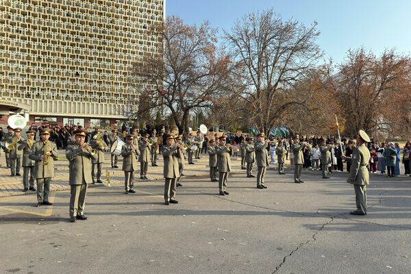 В Ташкенте состоялся конный парад, посвященный 33-й годовщине принятия Конституции Республики Узбекистан,. - Sputnik Узбекистан