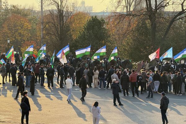 В Ташкенте состоялся конный парад, посвященный 33-й годовщине принятия Конституции Республики Узбекистан,. - Sputnik Узбекистан