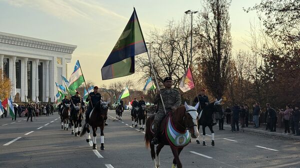 В Ташкенте состоялся конный парад, посвященный 33-й годовщине принятия Конституции Республики Узбекистан,. - Sputnik Узбекистан