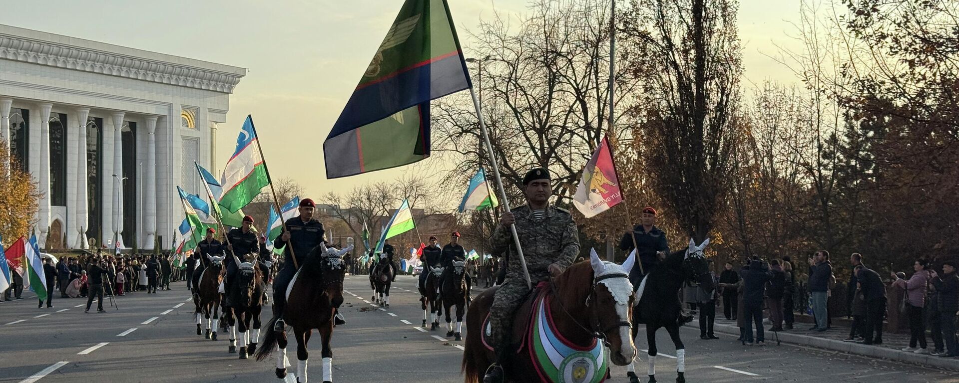 В Ташкенте состоялся конный парад, посвященный 33-й годовщине принятия Конституции Республики Узбекистан,. В Ташкенте состоялся конный парад, посвященный 33-й годовщине принятия Конституции Республики Узбекистан,. - Sputnik Узбекистан, 1920, 06.12.2025