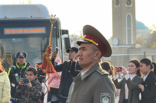 В Ташкенте состоялся конный парад, посвященный 33-й годовщине принятия Конституции Республики Узбекистан,. - Sputnik Узбекистан