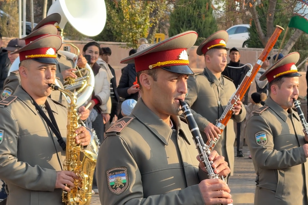 В Ташкенте состоялся конный парад, посвященный 33-й годовщине принятия Конституции Республики Узбекистан,. - Sputnik Узбекистан