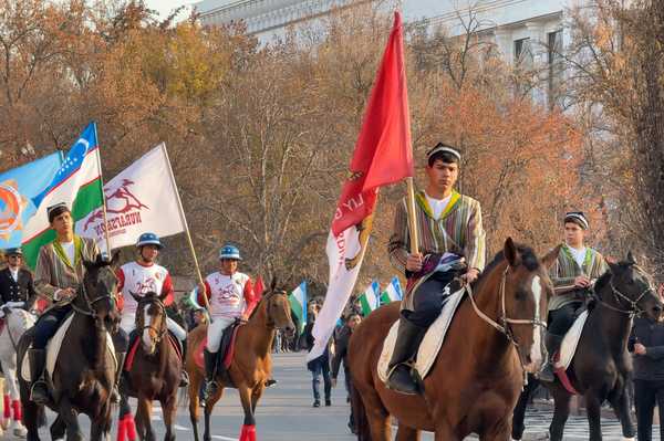 В Ташкенте состоялся конный парад, посвященный 33-й годовщине принятия Конституции Республики Узбекистан,. - Sputnik Узбекистан