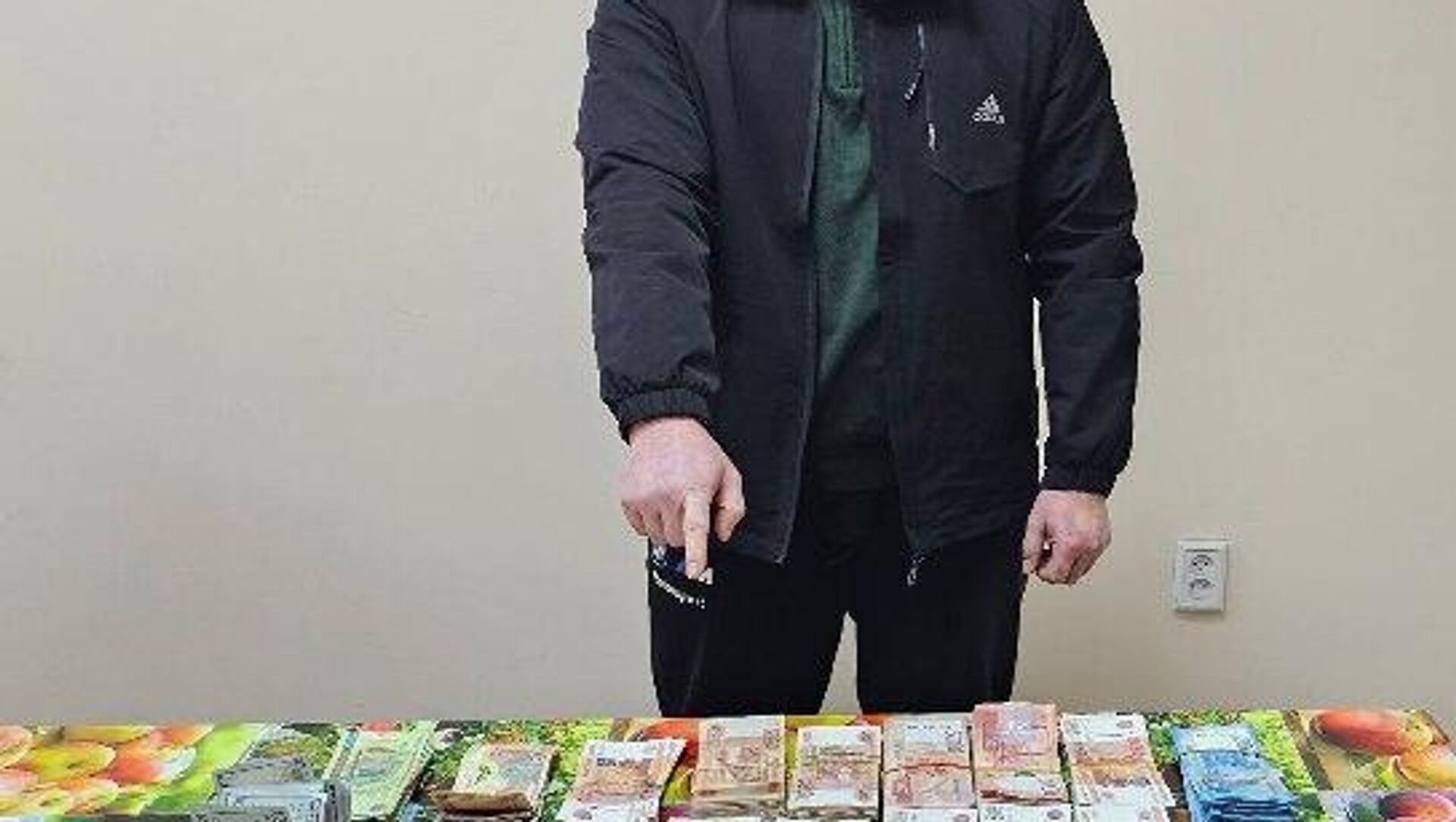 🟠🟠В Узбекистане правоохранители пресекли вывоз из страны почти 1 млрд сумов в иностранной валюте 🟠🟠В Узбекистане правоохранители пресекли вывоз из страны почти 1 млрд сумов в иностранной валюте - Sputnik Узбекистан, 1920, 07.12.2025