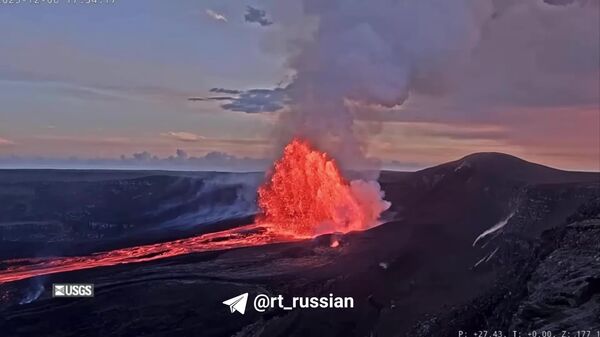 На Гавайях в очередной раз извергается вулкан Килауэа, выбрасывая огромные фонтаны лавы - Sputnik Узбекистан