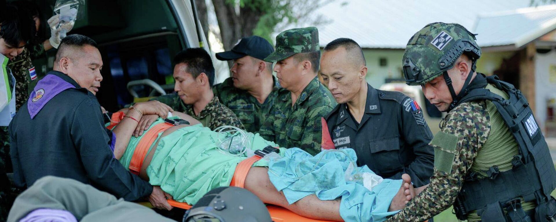 Raneniy tayskiy soldat posle boyestolknoveniy na granitse Tailanda i Kambodji  - Sputnik O‘zbekiston, 1920, 08.12.2025