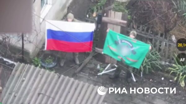 Rossiyskiy trikolor v osvobojdennom naselennom punkte Rovnoe v DNR - Sputnik O‘zbekiston