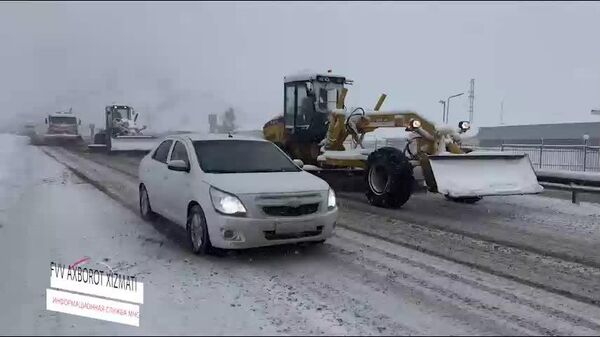 Перевал Камчик замело снегом - Sputnik Узбекистан