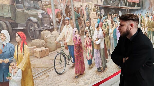 Группа журналистов из разных стран посетила парк Победы в Ташкенте - Sputnik Узбекистан