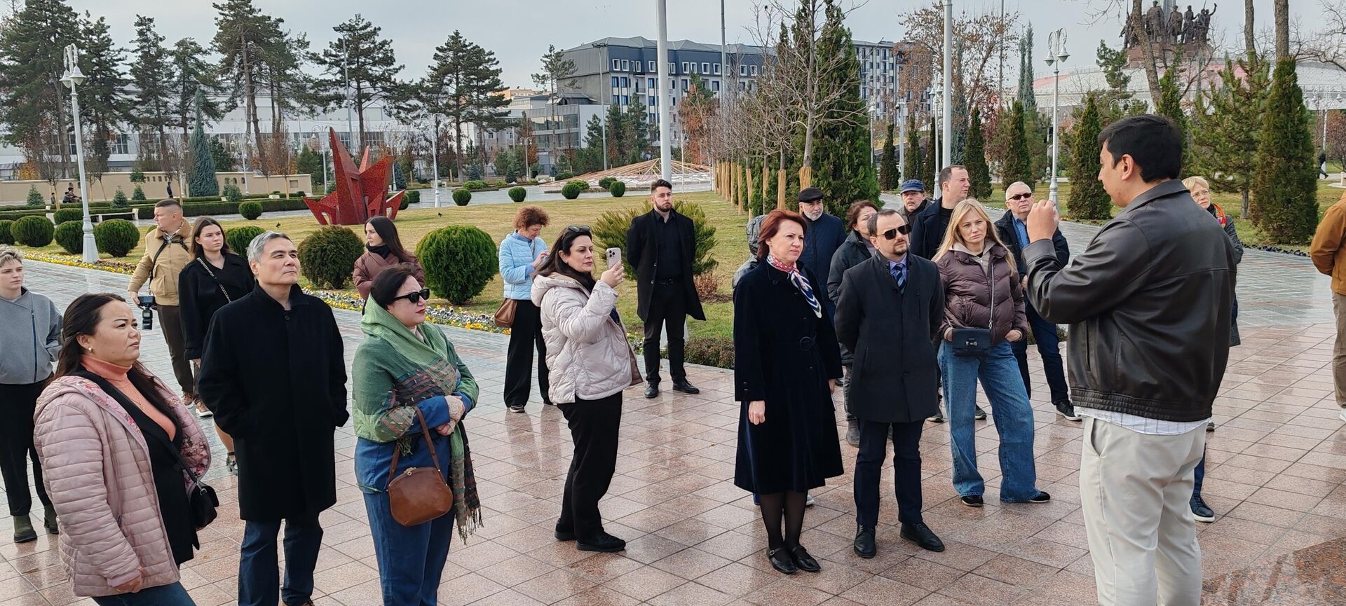 Группа журналистов из разных стран посетила парк Победы в Ташкенте - Sputnik Узбекистан, 1920, 08.12.2025