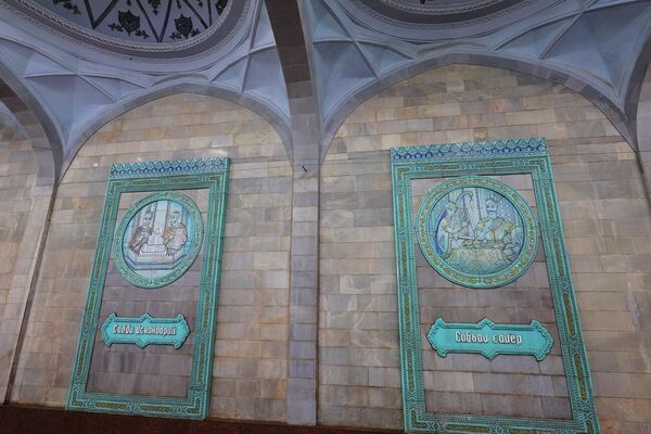 Станция интерьери Шарқ эстетикасини акс эттирувчи услубда ишлаб чиқилган бўлиб, анъанавий ўзбек нақшлари, мармар ўймакорлиги ва декоратив паннолардан иборат. Марказий зал деворларини безашга алоҳида эътибор қаратиш лозим – бу ерда усталар Чингиз Аҳмаров ва Ислом Қаюмовлар томонидан ишланган Алишер Навоийнинг “Хамса”си нақшли  томонидан ўрнатилган паннолар жойлашган. - Sputnik Ўзбекистон