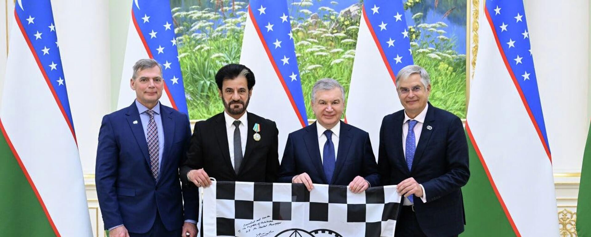 Шавкат Мирзиёев принял делегацию Международной автомобильной федерации (FIA) Шавкат Мирзиёев принял делегацию Международной автомобильной федерации (FIA) - Sputnik Ўзбекистон, 1920, 10.12.2025