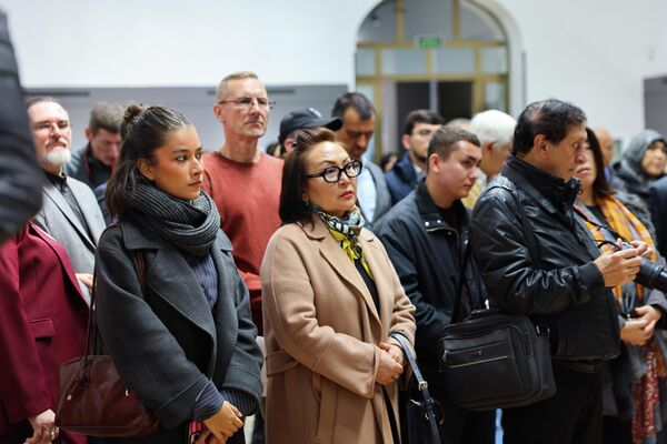 Посетители фотовыставки - Sputnik Узбекистан