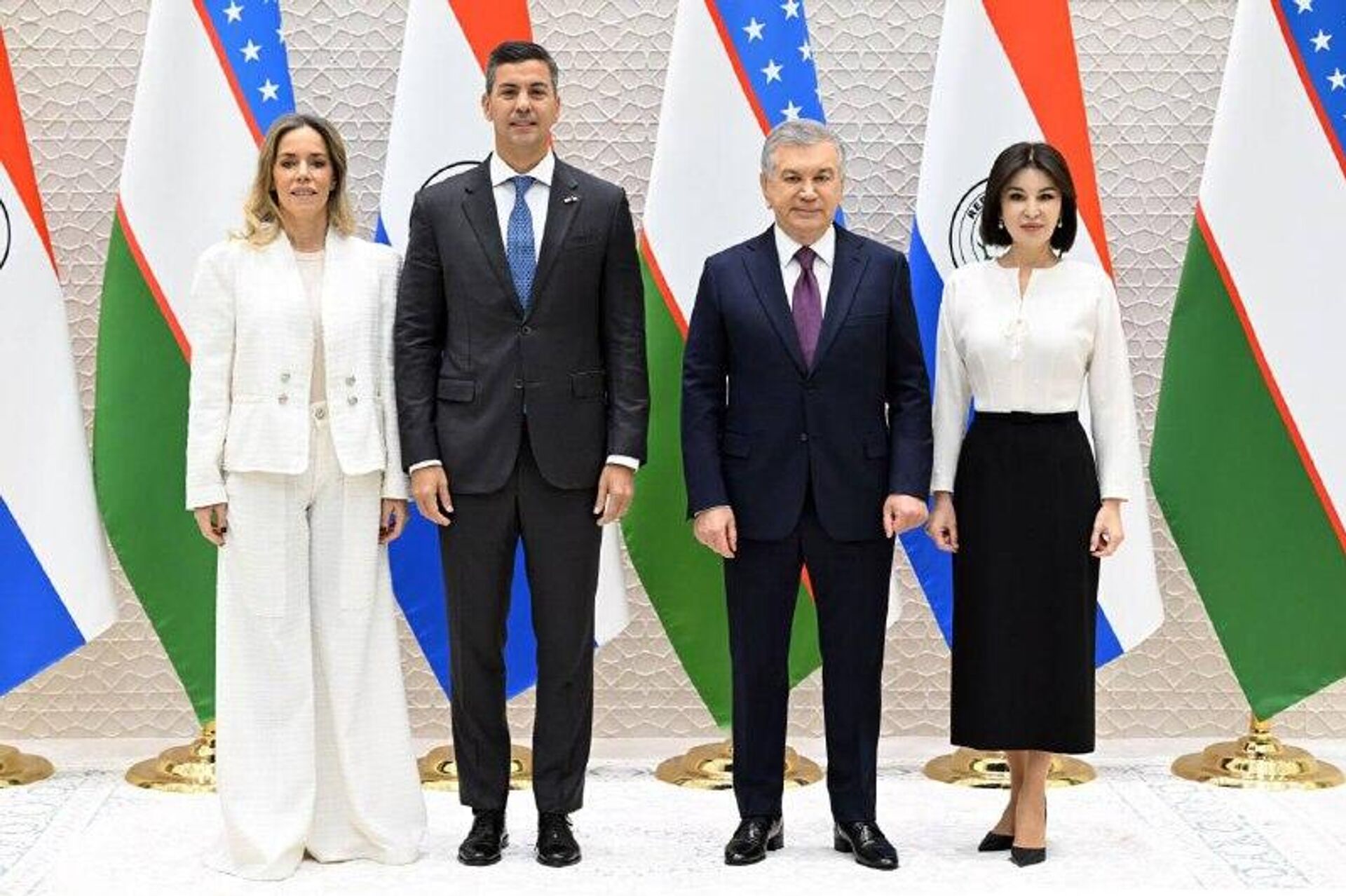 Президент Узбекистана принял в резиденции Куксарой президента Республики Парагвай - Sputnik Узбекистан, 1920, 11.12.2025