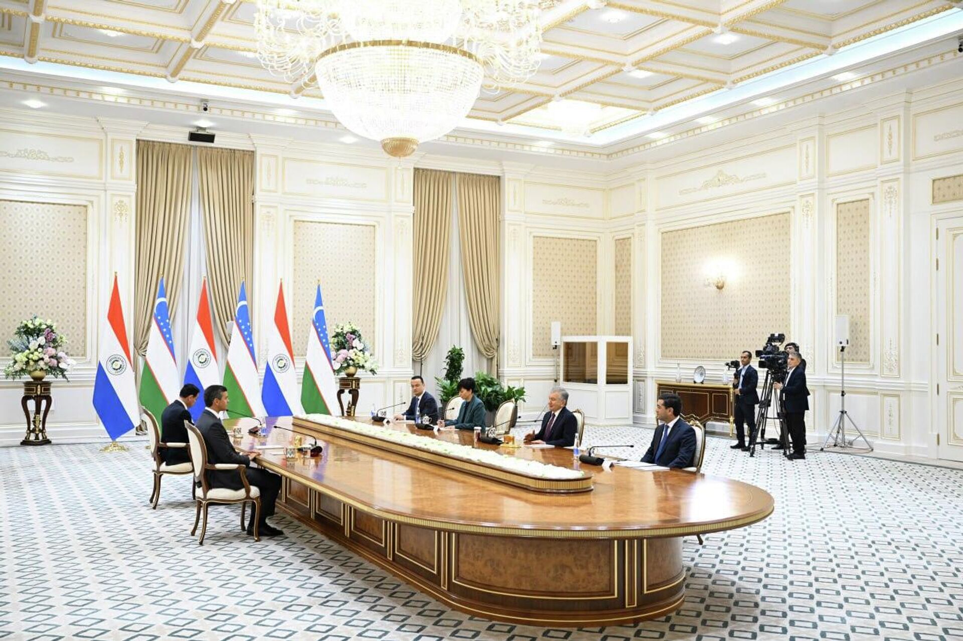 Peregovori prezidenta Uzbekistana Shavkata Mirziyoyeva s prezidentom Paragvaya Santyago Penya - Sputnik O‘zbekiston, 1920, 11.12.2025