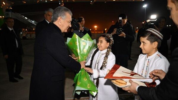 Шавкат Мирзиёев прибыл в столицу Туркменистана - Sputnik Узбекистан