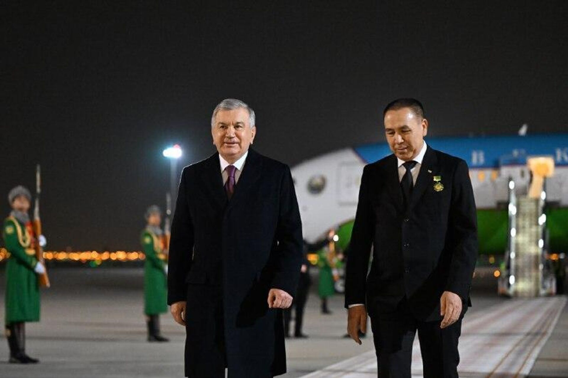 Шавкат Мирзиёев прибыл в столицу Туркменистана Шавкат Мирзиёев прибыл в столицу Туркменистана - Sputnik Узбекистан, 1920, 11.12.2025