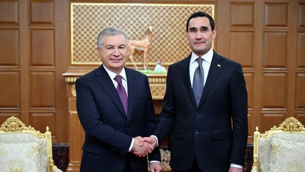 Шавкат Мирзиёев провел в городе Ашхабаде встречу с Президентом Туркменистана Сердаром Бердымухамедовым. - Sputnik Ўзбекистон