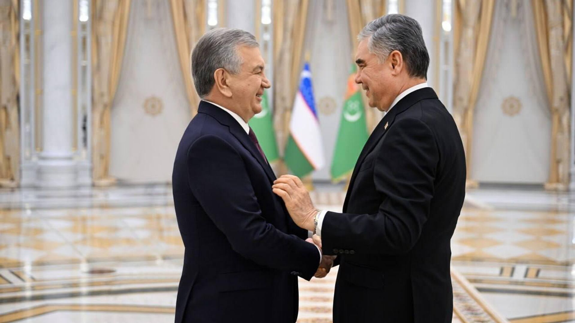 Шавкат Мирзиёев провел встречу с Гурбангулы Бердымухамедовым Шавкат Мирзиёев провел встречу с Гурбангулы Бердымухамедовым - Sputnik Узбекистан, 1920, 12.12.2025