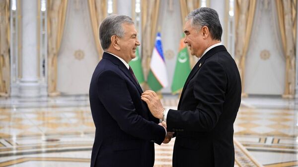 Шавкат Мирзиёев провел встречу с Гурбангулы Бердымухамедовым - Sputnik Узбекистан