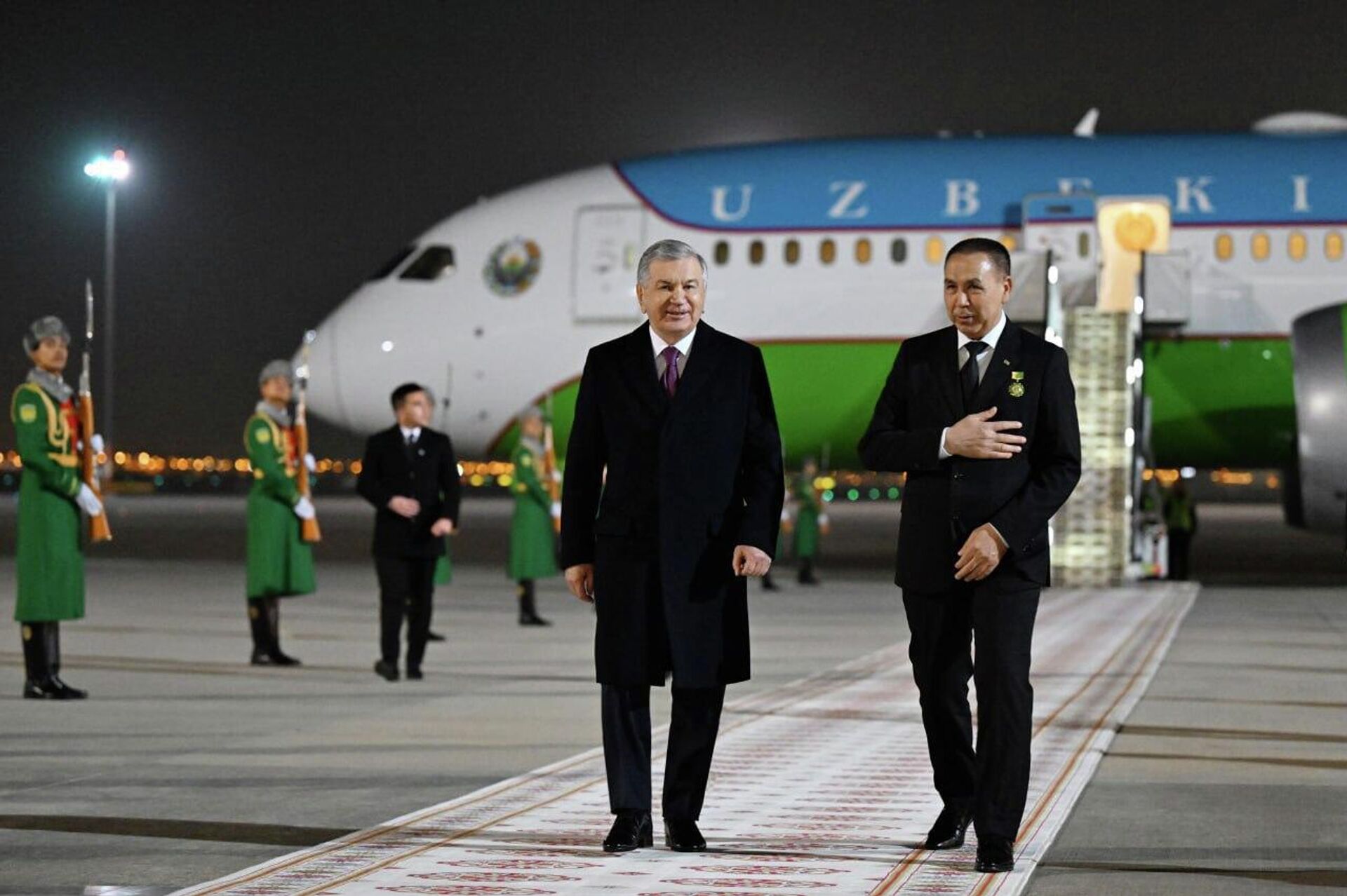 Шавкат Мирзиёев прибыл с рабочим визитом в город Ашхабад Шавкат Мирзиёев прибыл с рабочим визитом в город Ашхабад - Sputnik Узбекистан, 1920, 12.12.2025