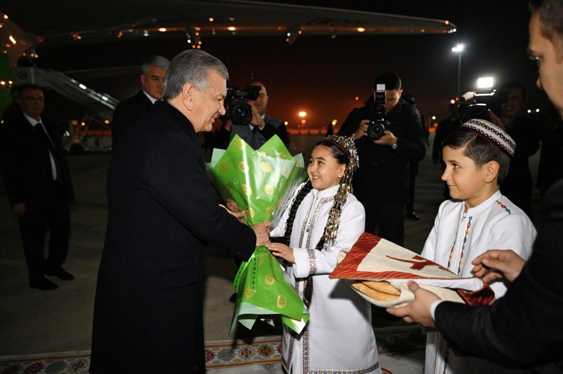 Шавкат Мирзиёев прибыл с рабочим визитом в город Ашхабад Шавкат Мирзиёев прибыл с рабочим визитом в город Ашхабад - Sputnik Узбекистан, 1920, 12.12.2025