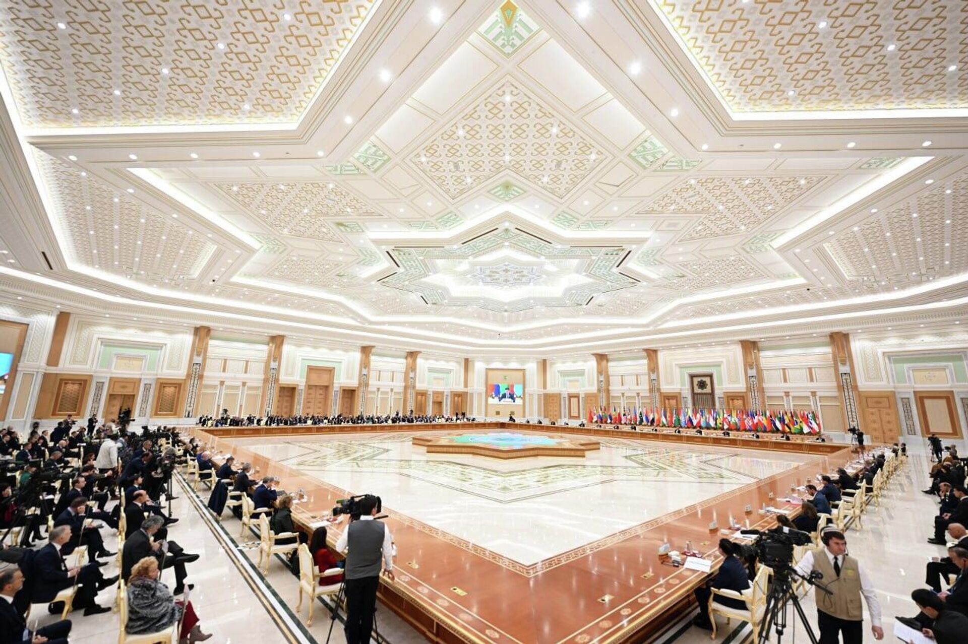 Президент Узбекистана Шавкат Мирзиёев на Международном форуме мира и доверия в Ашхабаде. - Sputnik Узбекистан, 1920, 12.12.2025