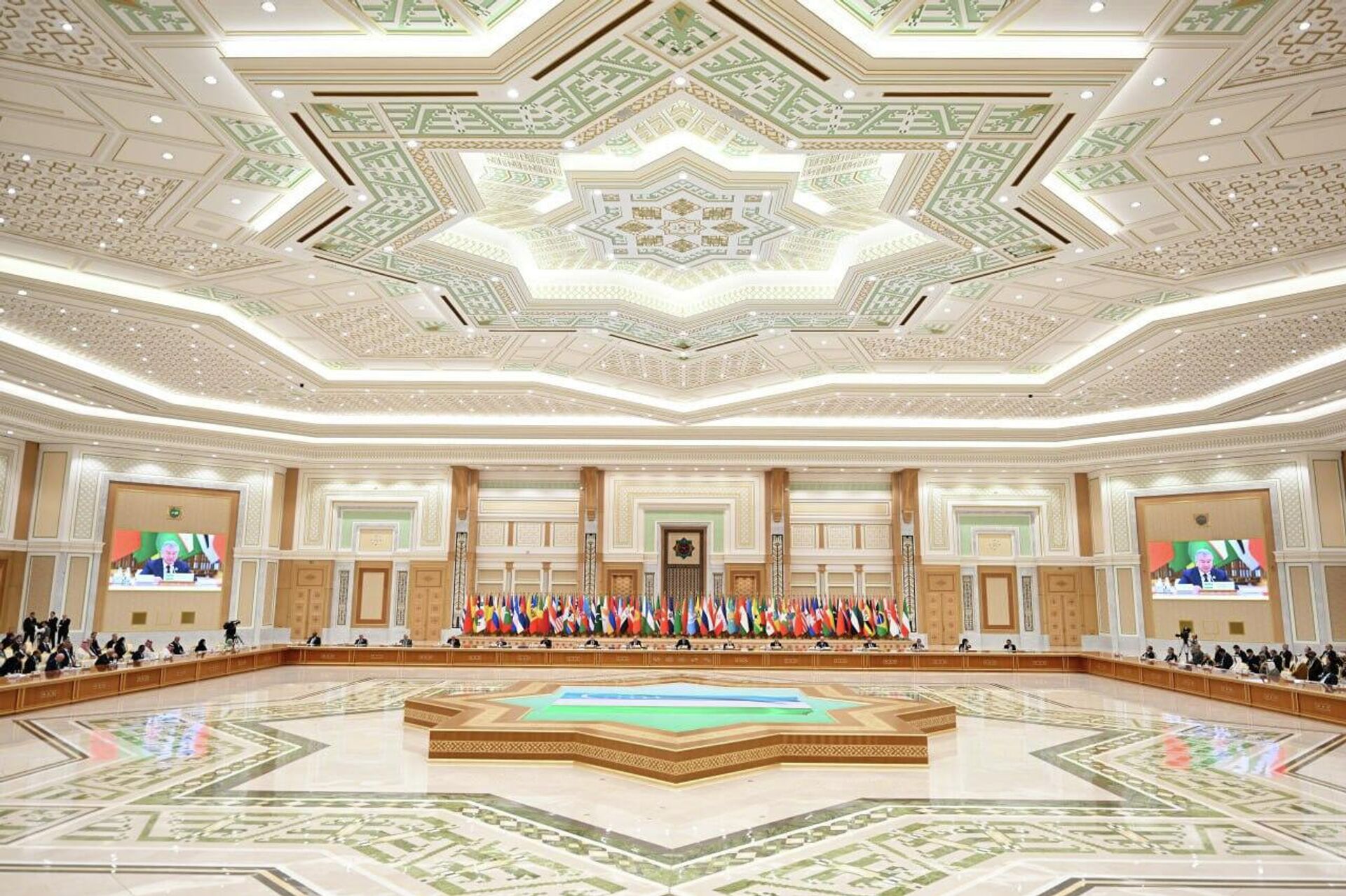 Президент Узбекистана Шавкат Мирзиёев на Международном форуме мира и доверия в Ашхабаде. - Sputnik Узбекистан, 1920, 12.12.2025